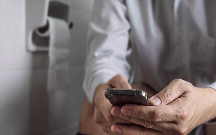 দীর্ঘক্ষণ টয়লেটে বসে থাকেন? হতে পারে যেসব মারাত্মক রোগ